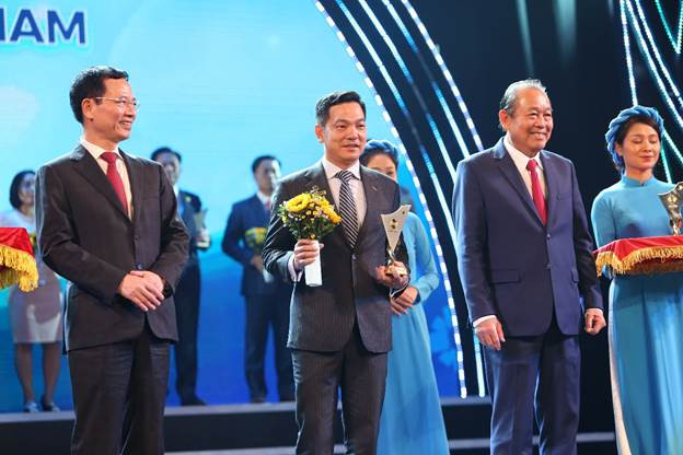 VNPay nhận giải thương hiệu quốc gia được trao bới Bộ trưởng Bộ Thông tin & Truyền thông Nguyễn Mạnh Hùng (trái) dưới dự chứng kiến của Phó Thủ tướng Trương Hòa Bình. 