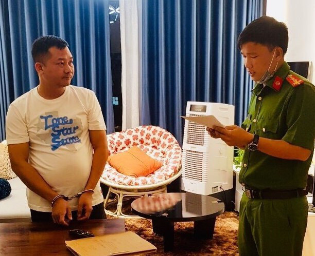Công an TP HCM đọc lệnh bắt Trịnh Quốc Hưng, Tổng Giám đốc Công ty KingLand.