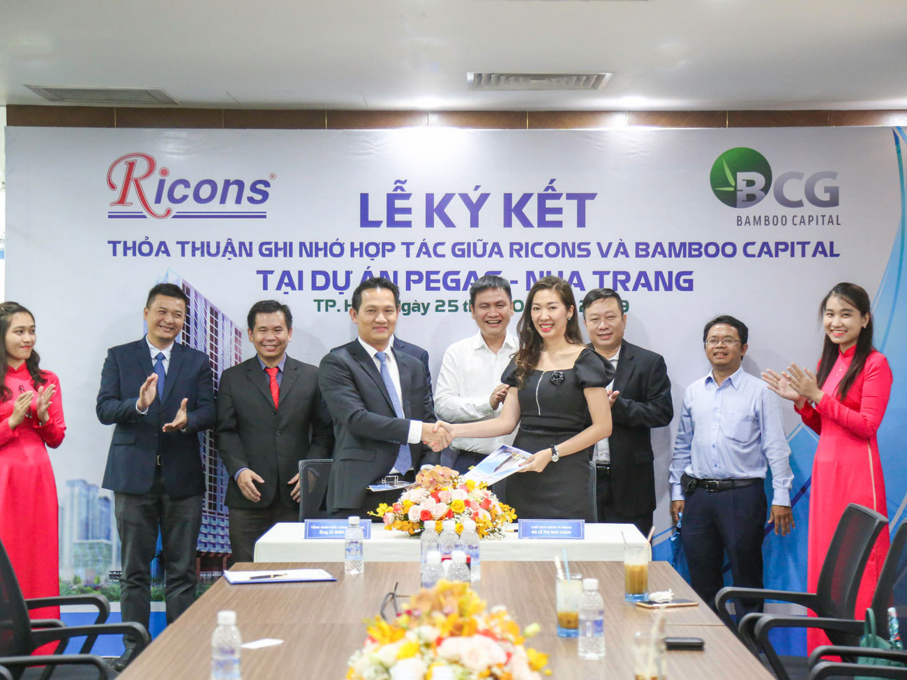 Ông Lê Miên Thụy, Tổng Giám đốc Công ty Ricons cùng Bà Lê Thị Mai Loan, Phó Tổng Giám đốc BCG Land ký kết biên bản MOU cho dự án Pegas tại Nha Trang. 
