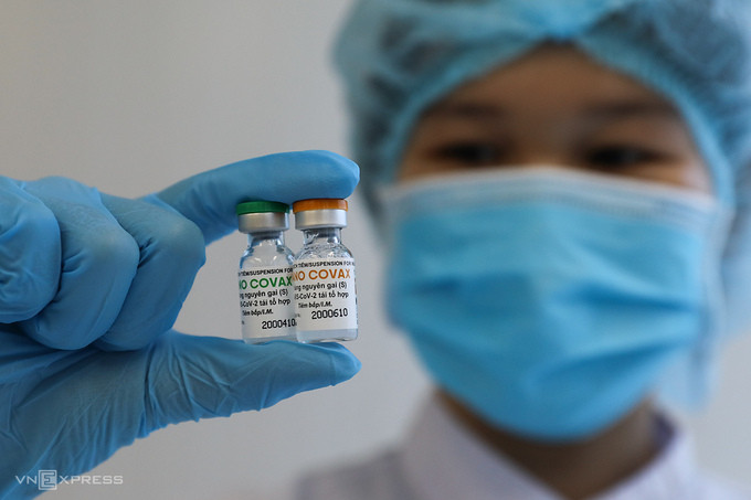 Nhân viên công ty Nanogen cầm trên tay mẫu vaccine Nanocovax, tại phòng thí nghiệm ở quận 9, TP HCM, ngày 8/12.