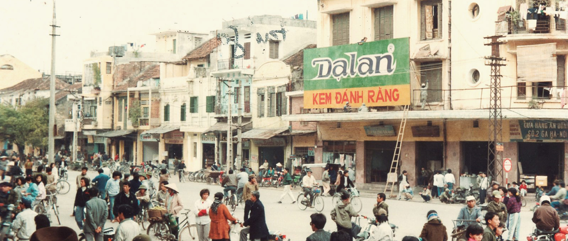 Kem Dạ Lan phủ kín cả nước với 70% thị phần, đây là một quảng cáo bảng lớn ngoài trời tại Hà Nội vào đầu thập niên 90.