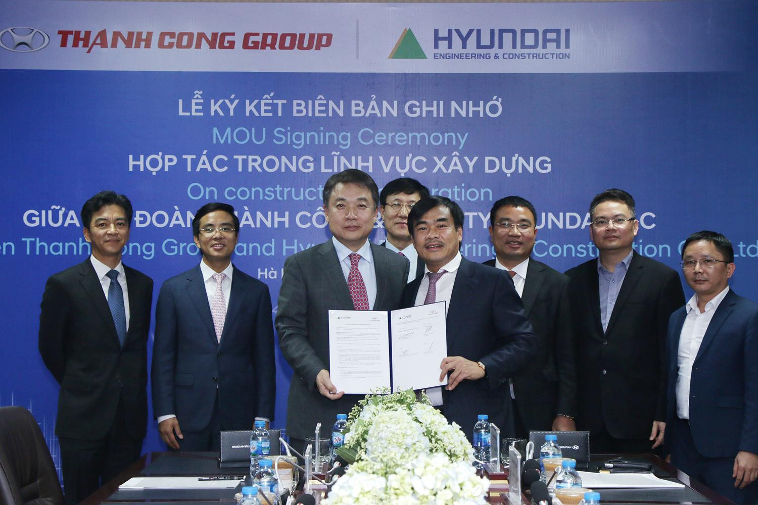 Chủ tịch Nguyễn Anh Tuấn (bên phải) trong lễ ký kết hợp tác chiến lược với tập đoàn Hyundai. 