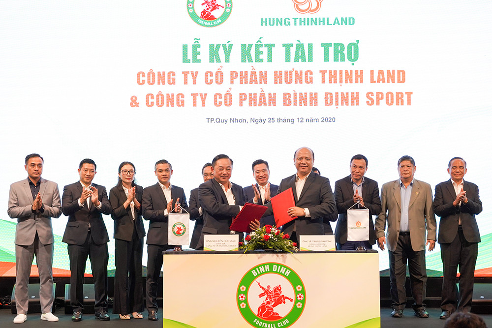 Ông Lê Trọng Khương (phải), Tổng giám đốc Hưng Thịnh Land và ông Nguyễn Hữu Sang, Giám đốc Công ty CP Bình Định Sport, đại diện đơn vị chủ quản CLB bóng đá Topenland Bình Định, thực hiện nghi thức ký kết tài trợ. 