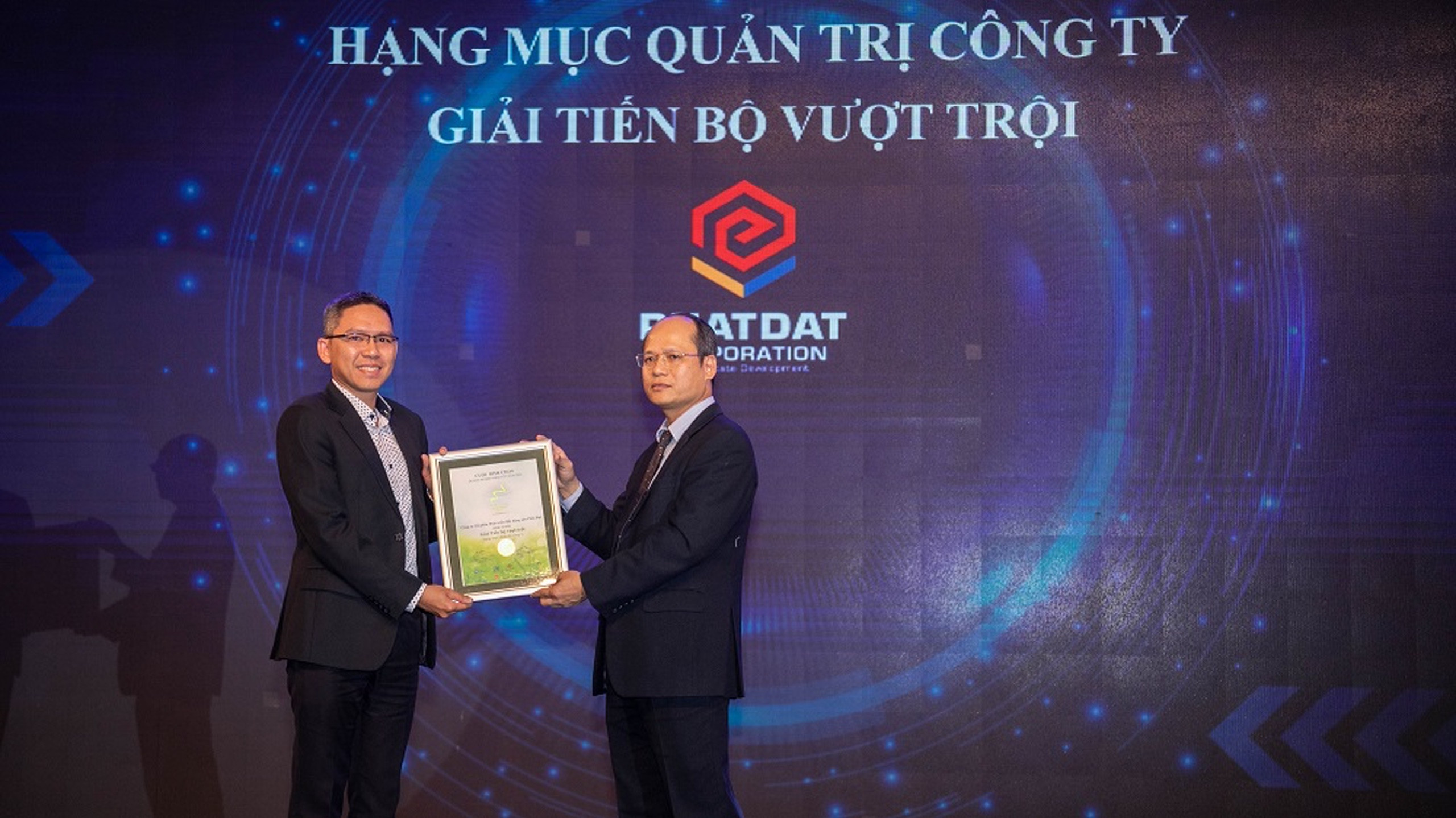Ông Lê Văn Dũng, Phó Giám đốc Quản lý Đầu tư của PDR nhận giải thưởng.