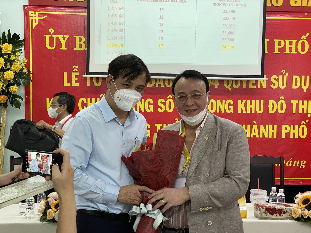 Ông Lê Hoà Bình (trái), Phó chủ tịch UBND TP HCM cùng với ông Đỗ Anh Dũng, Chủ tịch Tập đoàn Tân Hoàng Minh, công ty mẹ của Ngôi Sao Việt.