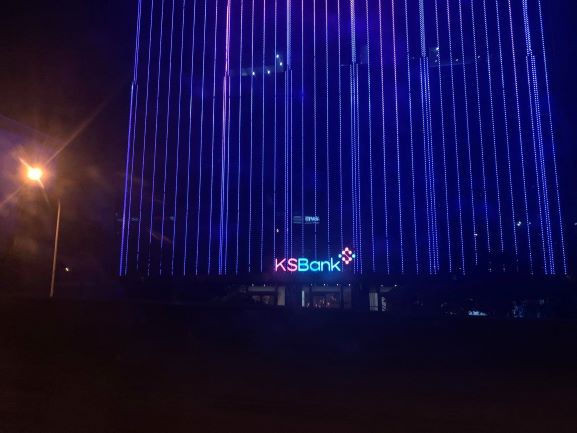 Dư luận dấy lên tin đồn KienlongBank sắp đổi tên sau khi logo KSBank xuất hiện trên biển hiệu quảng cáo của tòa nhà Tập đoàn Sunshine Group – cổ đông mới của KienlongBank.