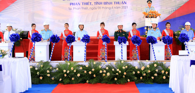 Ngày 5/4, tại thành phố Phan Thiết (Bình Thuận), Bộ Quốc phòng phối hợp với UBND tỉnh Bình Thuận tổ chức lễ chuẩn bị mặt bằng và triển khai dự án đầu tư xây dựng sân bay Phan Thiết - Ảnh: Cổng TTĐT tỉnh Bình Thuận