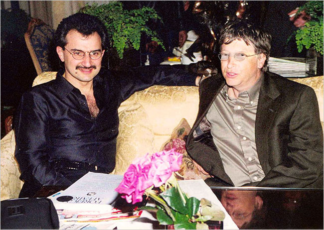 Hoàng tử Alwaleed (trái) và Bill Gates tại sự kiện đầu tư vào Four Seasons năm 2007. Ảnh Kingdom Holding Company.