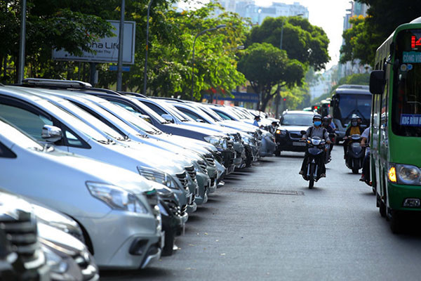 Công ty Thanh niên Xung phong phối hợp với các đơn vị liên quan để triển khai việc thu phí đỗ xe tạm thời trên một số tuyến đường.