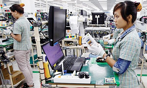Hàn Quốc đứng thứ hai trong số các nước đầu tư vào Việt Nam với tổng vốn đầu tư trên 3,9 tỉ USD. Trong ảnh: Nhà máy Sumsung Thái Nguyên.