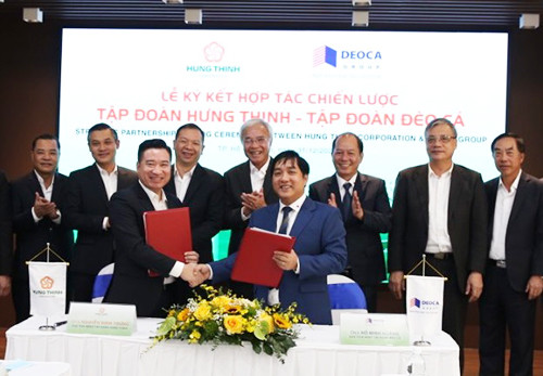 Chủ tịch Nguyễn Đình Trung và Chủ tịch Hồ Minh Hoàng trao bản ký kết cho nhau trước sự chứng kiến của lãnh đạo hai tập đoàn.