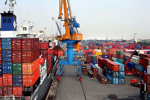 Hàng nhập khẩu hoặc tái xuất qua biên giới đất liền thì chỉ được thực hiện qua các cửa khẩu quốc tế, cửa khẩu chính 