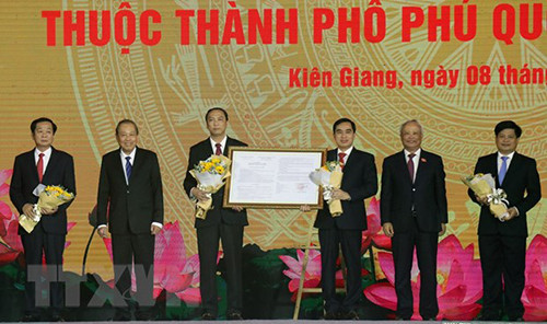 Phó Chủ tịch Quốc hội Uông Chu Lưu (thứ hai, từ phải sang) trao Nghị quyết cho lãnh đạo tỉnh Kiên Giang và huyện Phú Quốc