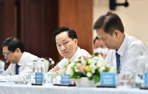 Ông Hoàng Tùng (giữa) được bầu làm tân Chủ tịch UBND TP Thủ Đức