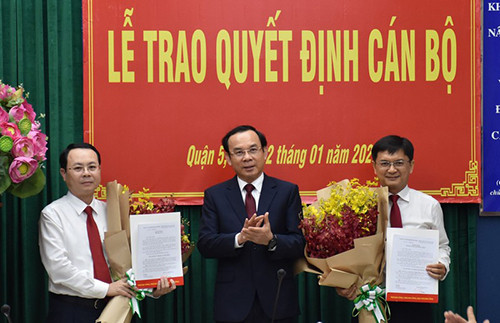 Ông Nguyễn Văn Hiếu (trái) nhận quyết định làm Bí thư Thành uỷ Thủ Đức