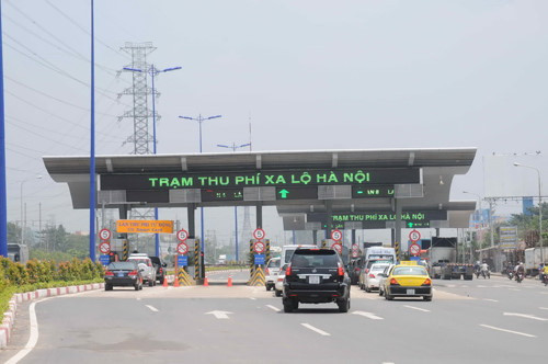 Trạm thu phí Xa lộ Hà Nội nằm gần cạnh cầu Rạch Chiếc.