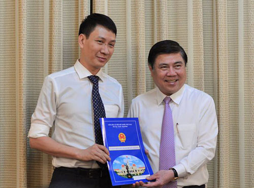 Ông Trương Trung Kiên, tân Phó Giám đốc Sở Quy hoạch - Kiến trúc, bên trái.