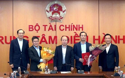 Thứ trưởng Huỳnh Quang Hải trao quyết định bổ nhiệm cho các chức danh Chủ tịch và Tổng giám đốc Sở giao dịch chứng khoán Việt Nam.