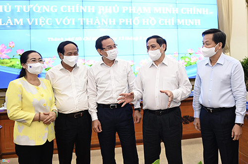 Thủ tướng Phạm Minh Chính (thứ 2 từ phải qua) trao đổi với lãnh đạo TP.HCM. Ảnh: Thuận Thắng.