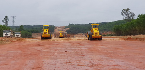 Dự án cao tốc Cam Lộ - La Sơn đang chậm tiến độ thi công so với kế hoạch. Ảnh: Đăng Đức