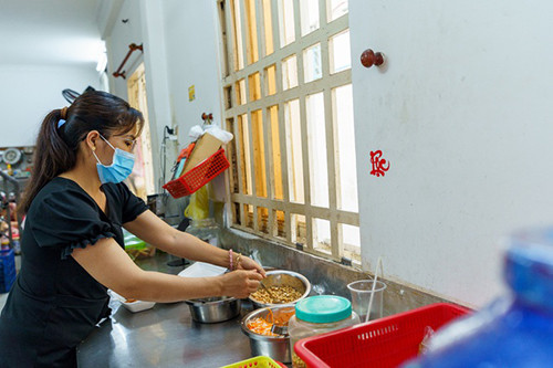 Chuẩn bị món ăn để giao hàng