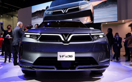 VinFast ra mắt hai mẫu xe VF e35 và VF e36 tại Triển lãm ôtô Los Angeles diễn ra vào tháng 11. Ảnh: Reuters.