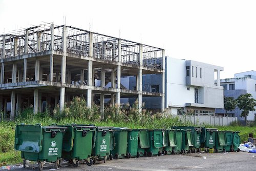 Ở một số vị trí của dự án thành nơi tập kết thùng đựng rác.