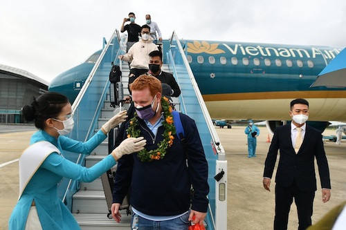 Du khách đến Việt Nam trên chuyến bay thí điểm của Vietnam Airlines vào cuối năm 2021
