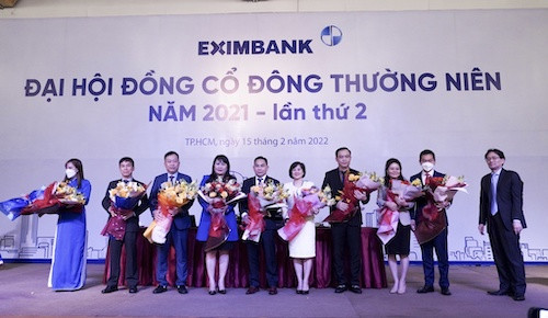 Thành viên HĐQT Eximbank nhiệm kỳ mới. Bà Lương Thị Cẩm Tú đứng thứ tư từ trái qua.