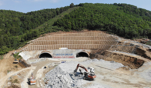 Tập đoàn Đèo Cả thi công hầm Thung Thi - một hợp phần của gói thầu xây lắp số 12 XL thuộc dự án thành phần cao tốc Bắc Nam phía đông, đoạn Mai Sơn – Quốc lộ 45.
