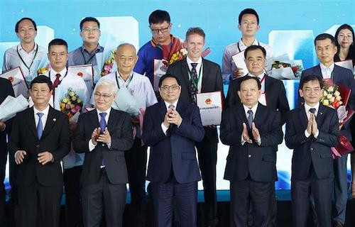 Thủ tướng Phạm Minh Chính chứng kiến trao chứng nhận đầu tư cho các doanh nghiệp. 