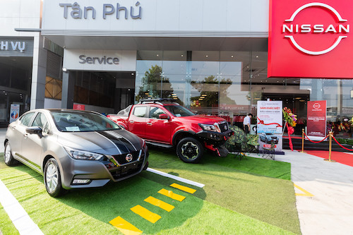 Nissan Tân Phú với các trang thiết bị nhà xưởng hiện đại bậc nhất nhập khẩu từ Mỹ và Ý, khu vực xưởng được thiết kế hơn 40 khoang làm việc như các khoang bảo dưỡng sửa chữa nhanh, cân chỉnh đèn pha, hệ thống kiểm tra lực phanh...