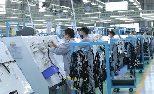 Công nhân làm việc tại nhà máy sản xuất của THACO.