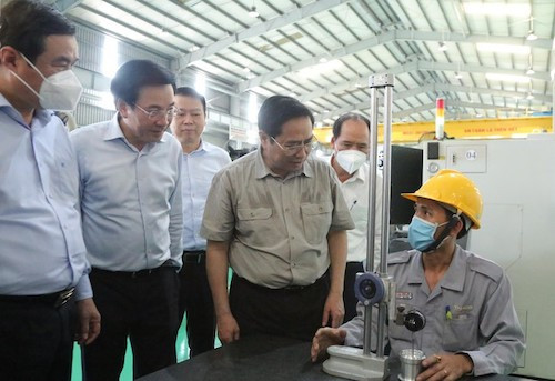 Thủ tướng thăm hỏi công nhân tại nhà xưởng THACO