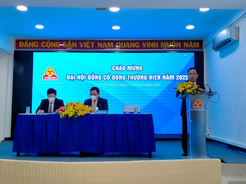 Ông Nguyễn Ngọc An, Phó Chủ tịch HĐQT, Tổng Giám đốc của Vissan (đứng) thông tin tại Đại hội đồng cổ đông thường niên năm 2022. Ảnh: V.Y