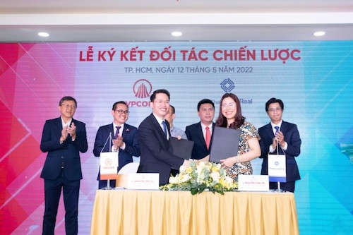 Ông Nguyễn Văn Quy, Phó Chủ tịch HĐQT kiêm TGĐ VP Corp và bà Nguyễn Thái Hà, TGĐ Thăng Long Real Group ký kết hợp tác chiến lược