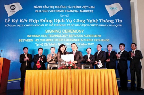 Hình ảnh lễ ký kết giữa HoSE và KRX để triển khai hệ thống giao dịch của Hàn Quốc vào năm 2012 (Ảnh: ĐTCK).