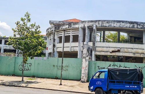 Quang cảnh một trường tiểu học tại TPHCM bỏ hoang hơn 10 năm.