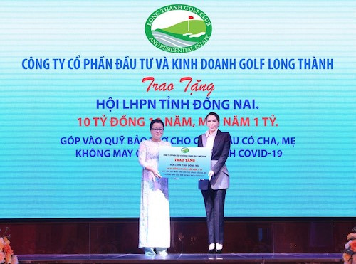 Bà Lê Nữ Thùy Dương, Phó Chủ tịch HĐQT Golf Long Thành (bên phải), trao bảng tài trợ cho lãnh đạo Hội Liên hiệp Phụ nữ tỉnh Đồng Nai