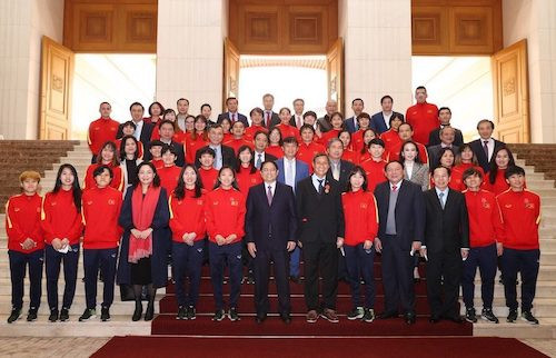 Thủ tướng Phạm Minh Chính chụp hình lưu niệm cùng đội tuyển bóng đá nữ. Golf Long Thành trao tặng 3,6 tỷ đồng khi lần đầu tiên đội tuyển bóng đá nữ giành được tấm vé World Cup.