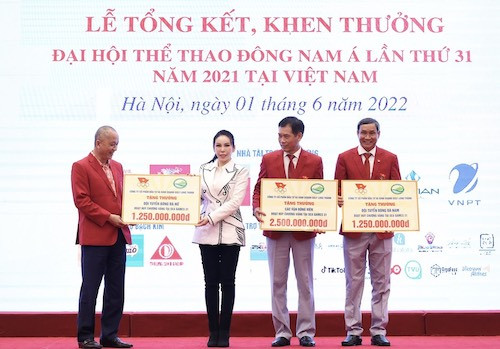 Bà Lê Nữ Thùy Dương, Phó Chủ tịch HĐQT Golf Long Thành trao bảng biểu trưng cho đại diện các vận động viên có thành tích thi đấu xuất sắc tại SEA Games 31.