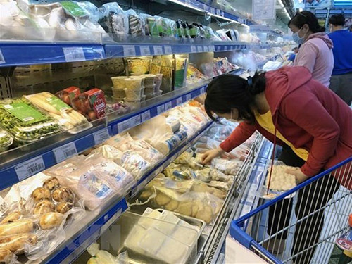 Ngành hàng thực phẩm đông lạnh, sơ chế được bổ sung đầy ấp tại quầy siêu thị Thành phố Hồ Chí Minh. (Ảnh: Mỹ Phương/TTXVN)