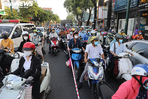 Lượng xe đổ về đường Nguyễn Kiệm để vào trung tâm thành phố quá đông khiến chốt kiểm soát ở đây ùn tắc khoảng 2km trong nhiều giờ.