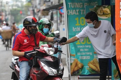 Thị trường đặt, giao nhận đồ ăn trực tuyến tại Việt Nam đang có sự cạnh tranh quyết liệt về thị phần. Ảnh: Lê Vũ