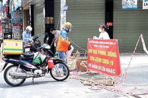 Cần ưu tiên tiêm vaccin cho những người đi giao hàng vì họ có nguy cơ cao. Ảnh: N.K