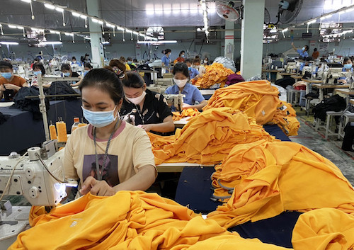 Công nhân nhà máy dệt may Thành Công sản xuất khi thực hiện phương án 