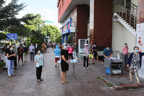Người dân TP HCM đi mua sắm tại một siêu thị ở quận 3, ngày 11/7/2021. Ảnh: Quỳnh Trần