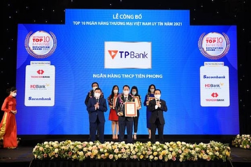 Ông Nguyễn Việt Anh – Phó Tổng giám đốc Ngân hàng TPBank tại lễ trao giải của VnReport.