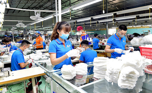 Gánh nặng tài chính vẫn treo lơ lửng. Nên doanh nghiệp mong mỏi cần chính sách hỗ trợ bằng tiền tươi thóc thật. Ảnh: TL.