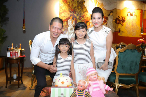 Gia đình nữ doanh nhân Anh Thơ và MC Bình Minh. Ảnh: TL